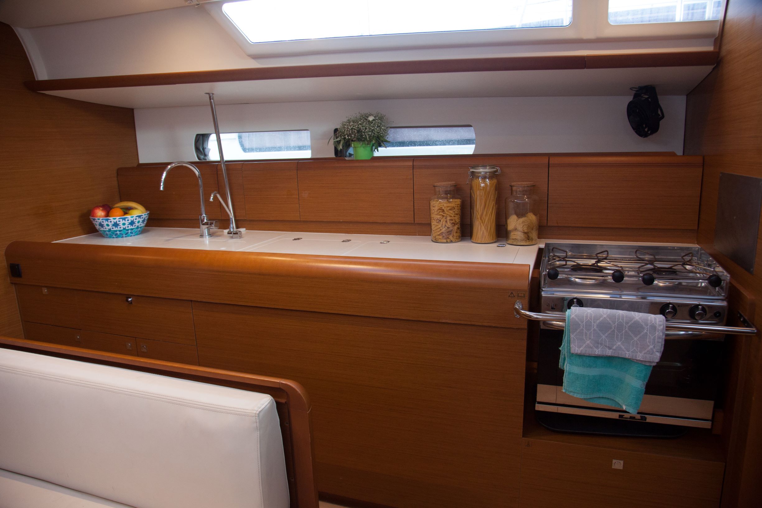Horizontas Jeanneau Sun Odyssey 479 interior 4 small